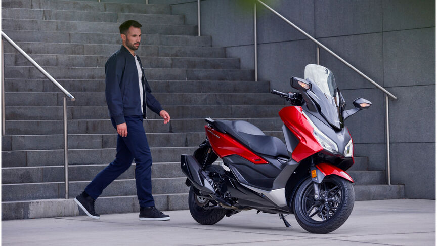 Honda Forza 350, vor Treppe mit Model 