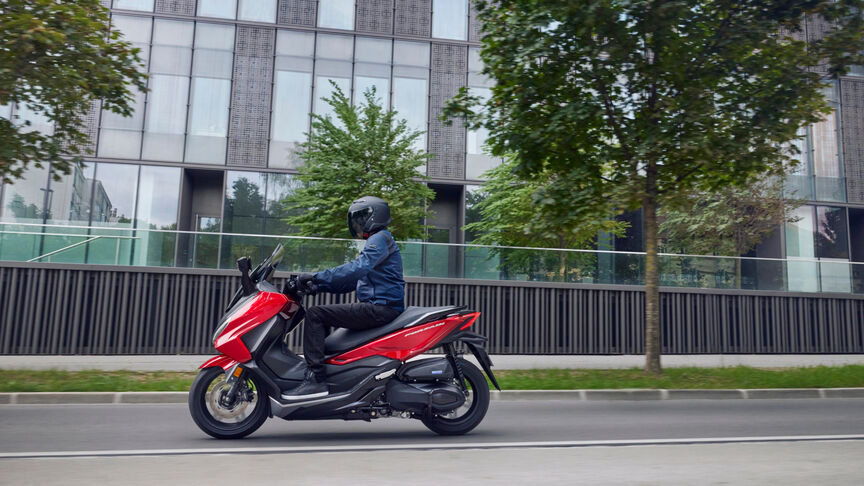 Honda Forza 350, vor Treppe mit Model 