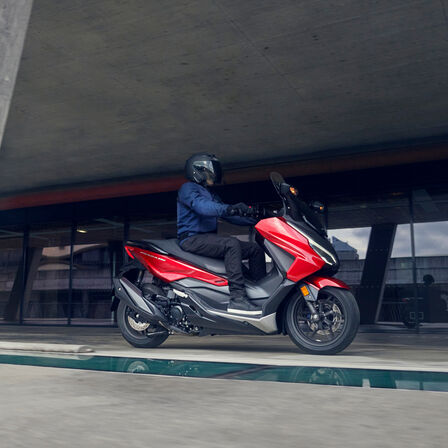Honda Forza 350, Standbild aus Action-Video