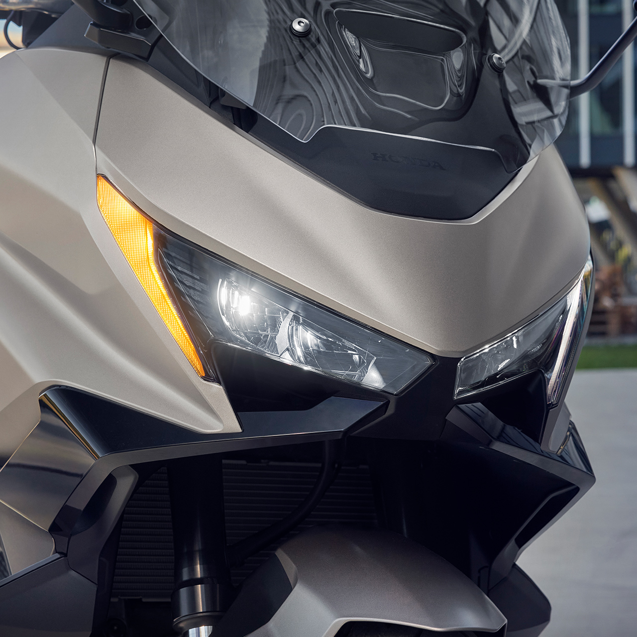 Nahaufnahme der hellen Beleuchtung des Forza 750