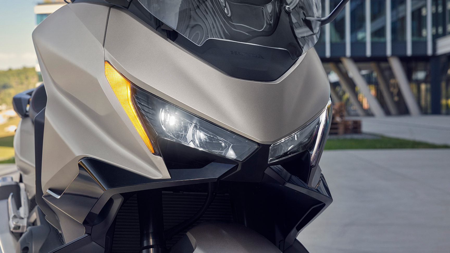 Nahaufnahme der hellen Beleuchtung des Forza 750