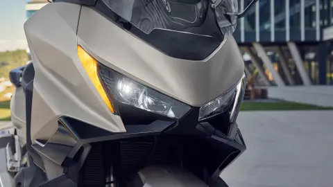 Nahaufnahme der hellen Beleuchtung des Forza 750