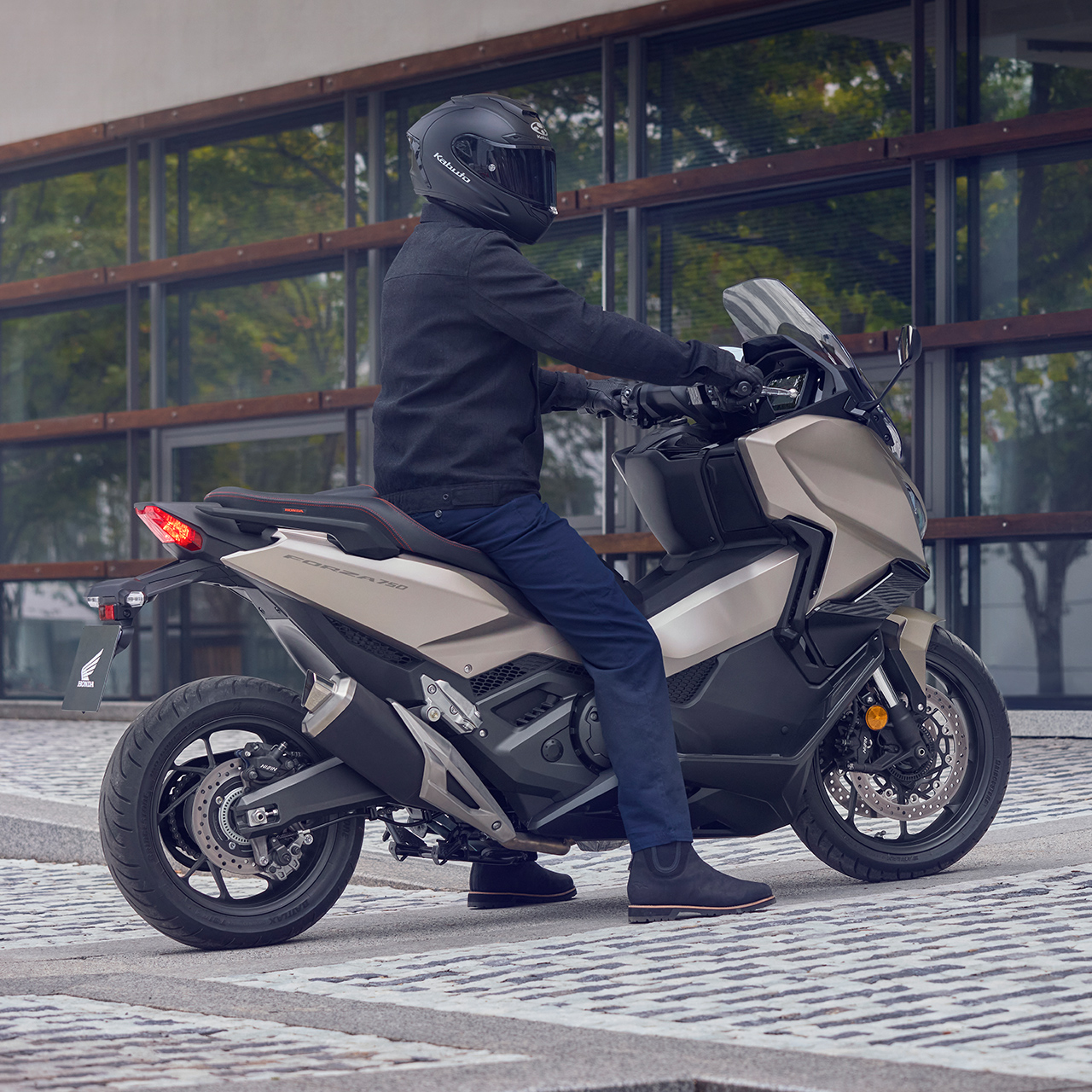 Ein Forza 750 Motorrad, das auf einer Straße geparkt ist.