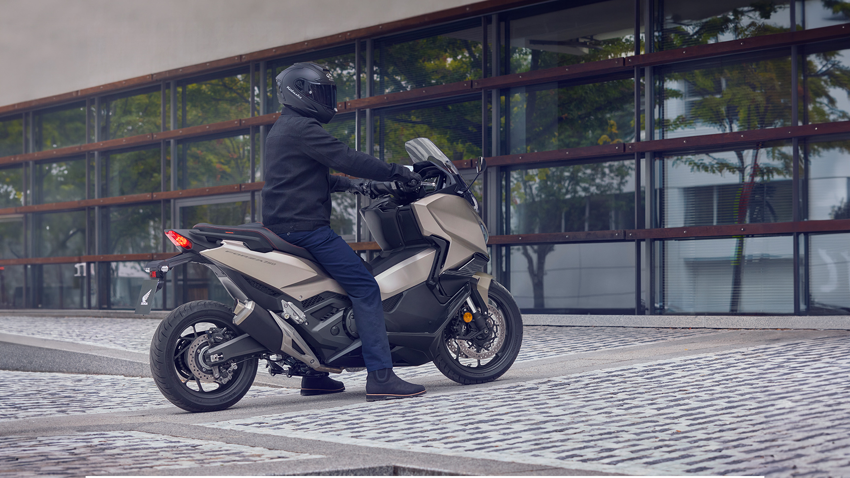 Ein Forza 750 Motorrad, das auf einer Straße geparkt ist.