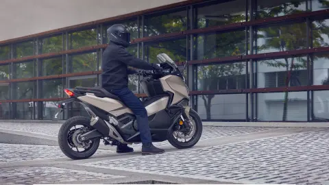 Ein Forza 750 Motorrad, das auf einer Straße geparkt ist.