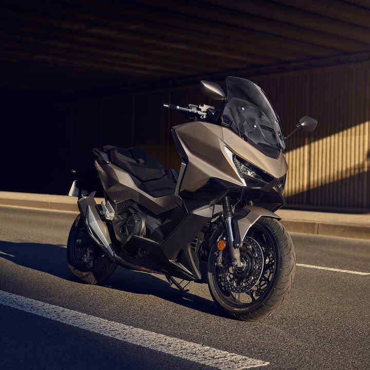 Forza 750, abgestellt auf einer Straße.
