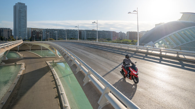 Honda PCX125 in der Stadt.