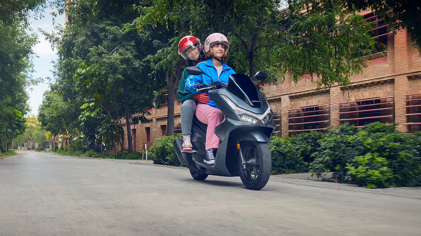 Models auf dem PCX125 Motorrad in der Stadt.
