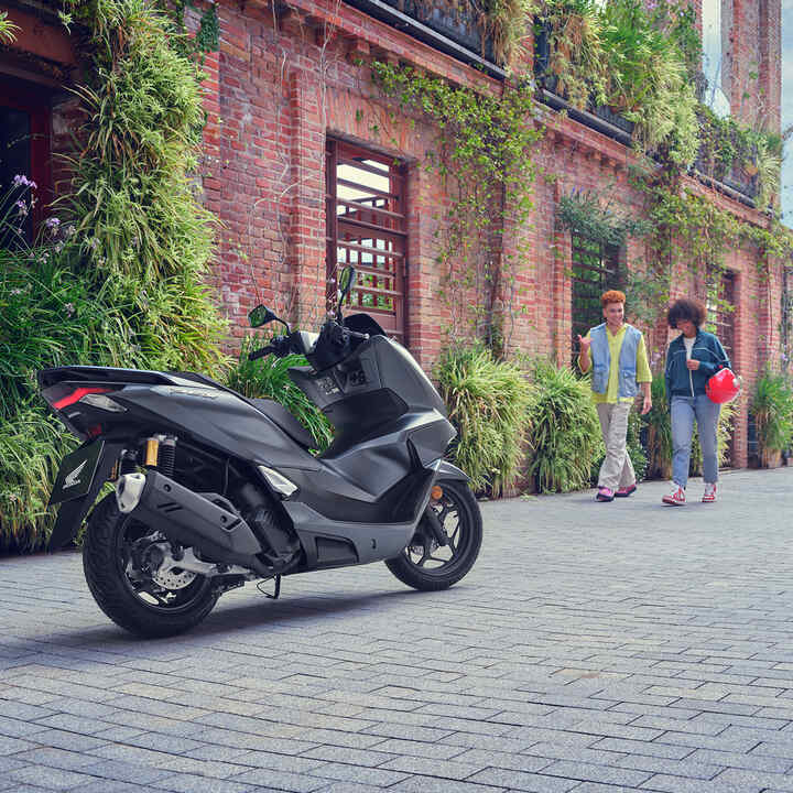Models, die auf den PCX125 zugehen.