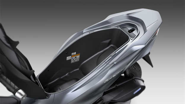 Honda PCX125 – zusätzlicher Stauraum und USB-Ladeanschluss (Typ C)