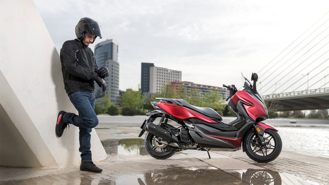 Honda Forza, abgestellt in städtischer Umgebung.