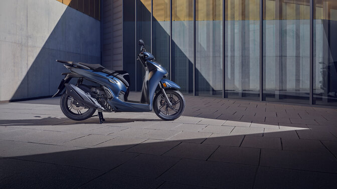 Honda 350i auf einem Hof, Seitenansicht. 