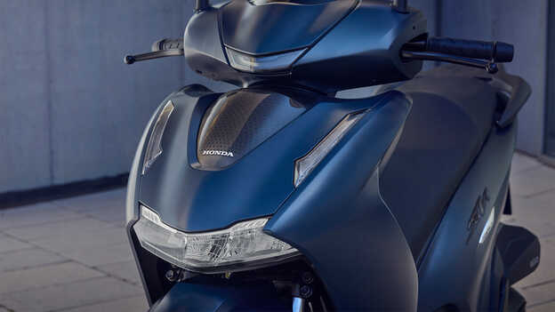Nahaufnahme der Honda SH350i LED-Funktionen.