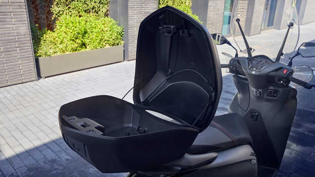 Nahaufnahme der offenen Honda SH350i Smart Top Box. 