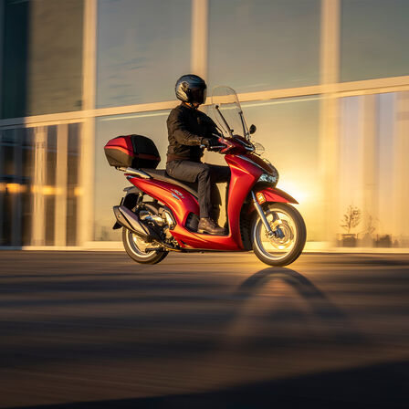 Honda SH350i – Seitenansicht in Bewegung