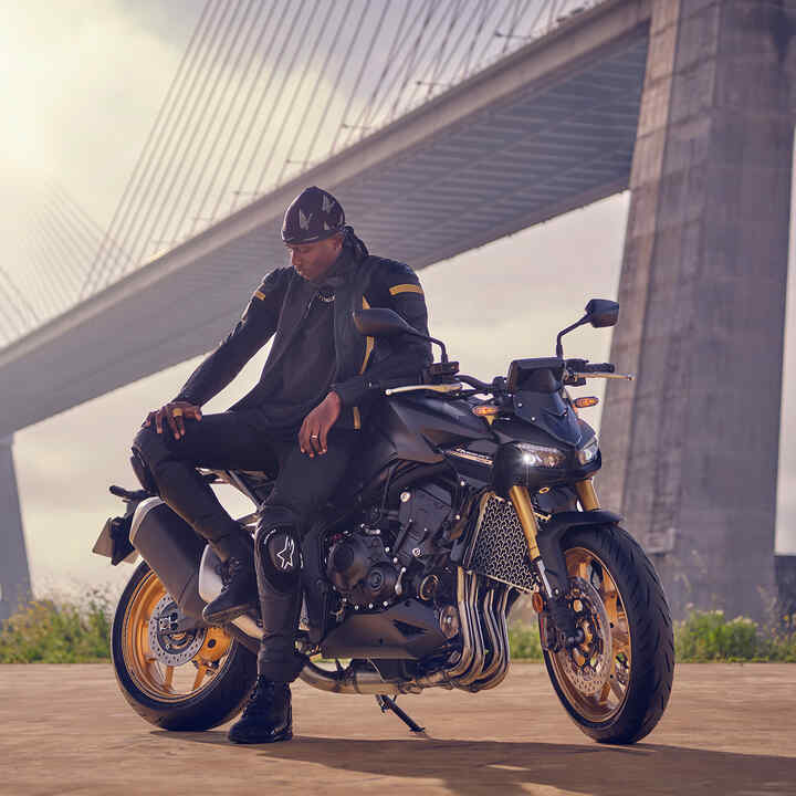 Motorrad vor einer Brücke