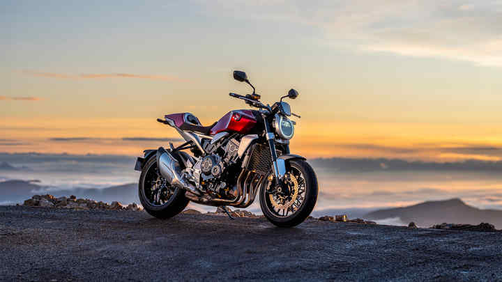 Honda CB1000R, 3/4-Frontansicht, rechte Seite, geparkt, über den Bergen