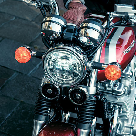 Nahaufnahme der Scheinwerfer einer Honda CB1100EX.