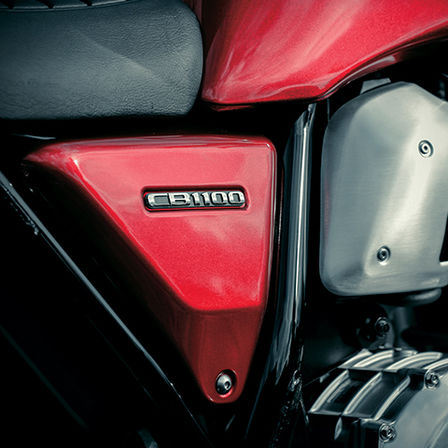 Nahaufnahme der Seitenverkleidung einer Honda CB1100EX.