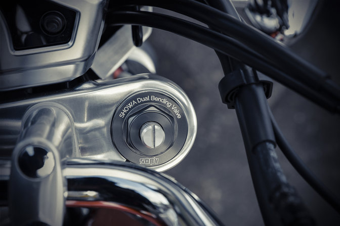 Nahaufnahme der Vorderradaufhängung einer CB1100EX.