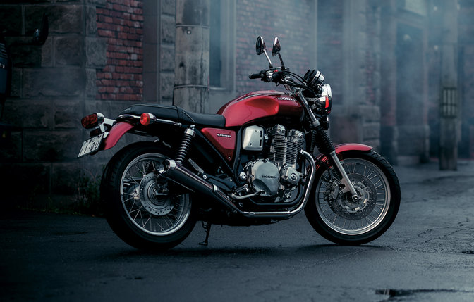 Honda CB1100EX, 3/4-Heckansicht, rechte Seite.