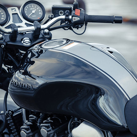 Nahaufnahme des Tanks einer Honda CB1100 RS.
