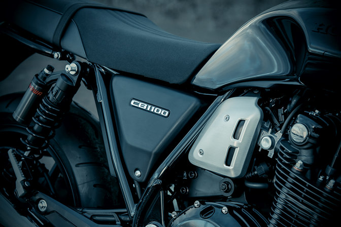 Nahaufnahme der Seitenverkleidung der Honda CB1100 RS.