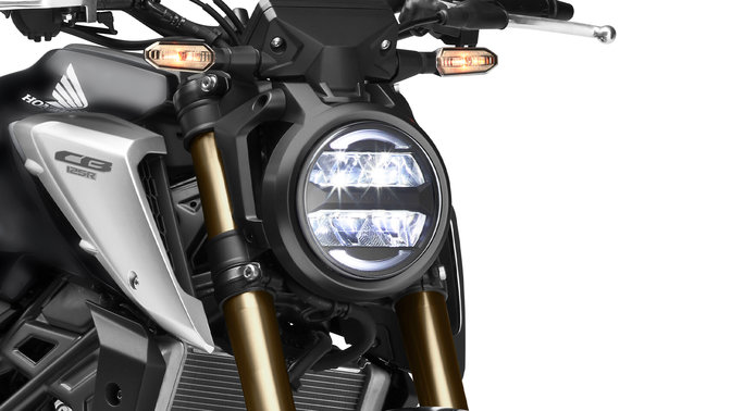 Honda CB125R, 3/4-Frontansicht von rechts, Nahaufnahme der Beleuchtung, Studioaufnahme, schwarzes Motorrad
