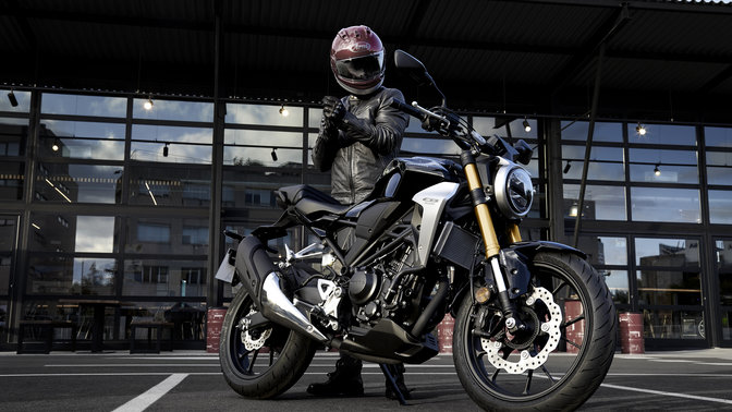 Seitenansicht einer geparkten Honda CB300R.
