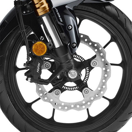 Nahaufnahme des Rads einer Honda CB300R.