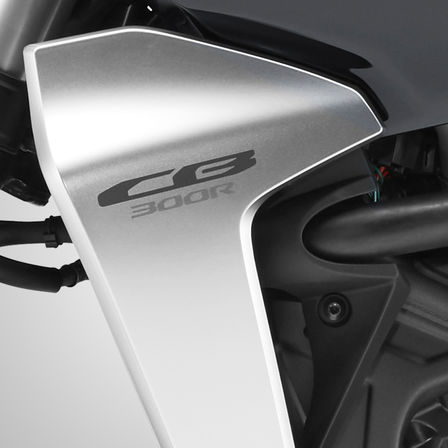 Nahaufnahme der Verkleidung einer Honda CB300R.