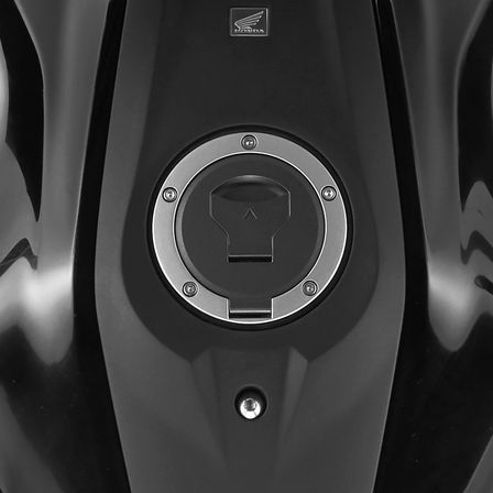 Nahaufnahme des Tanks einer Honda CB300R.