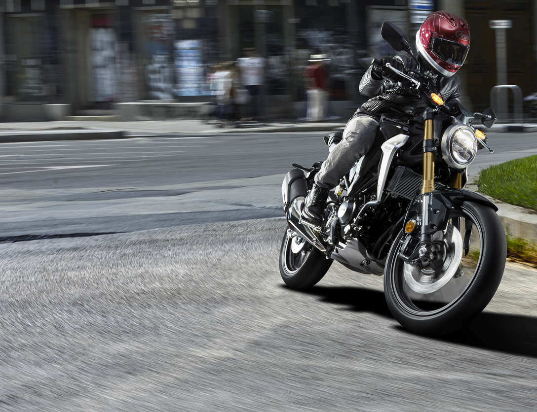 3/4-Frontansicht einer Honda CB300R auf der Straße.