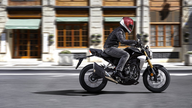 Seitenansicht einer Honda CB300R auf der Straße.