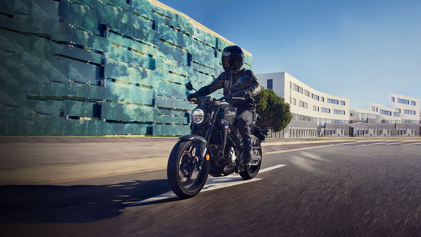 Honda CB300R, 3/4-Frontansicht mit Frau in einem Studio.