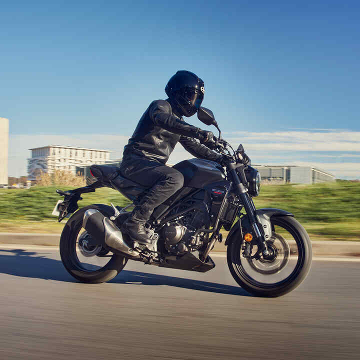 Honda CB300R, Seitenansicht während der Fahrt auf der Straße.