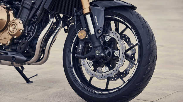 CB500F – Neue Doppelscheibenbremsen mit Radialbremssätteln am Vorderrad