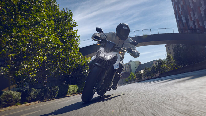 Honda CB750 Hornet bei der Fahrt durch einen Tunnel