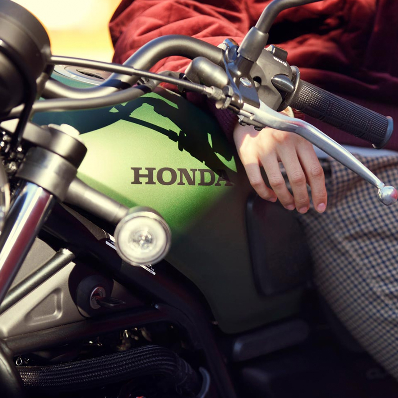 Nahaufnahme einer Honda CL500 mit Model, Seitenansicht.