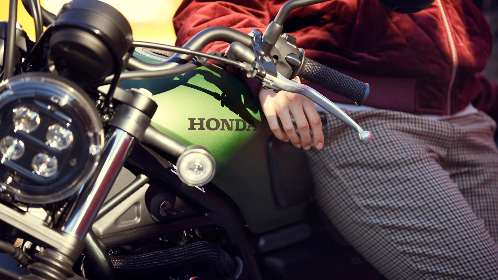 Nahaufnahme einer Honda CL500 mit Model, Seitenansicht.