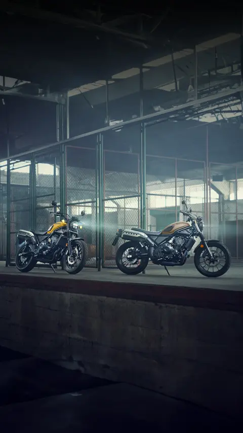 Honda CL500 Motorräder in einer Lagerhalle.