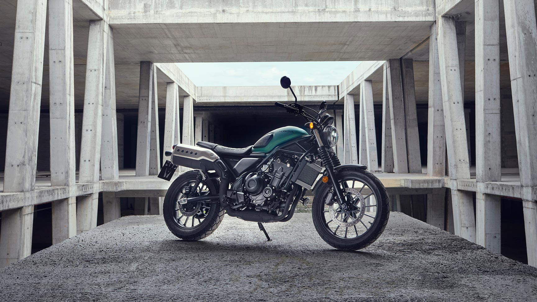 Abgestellte Honda CL500, ¾-Frontansicht.