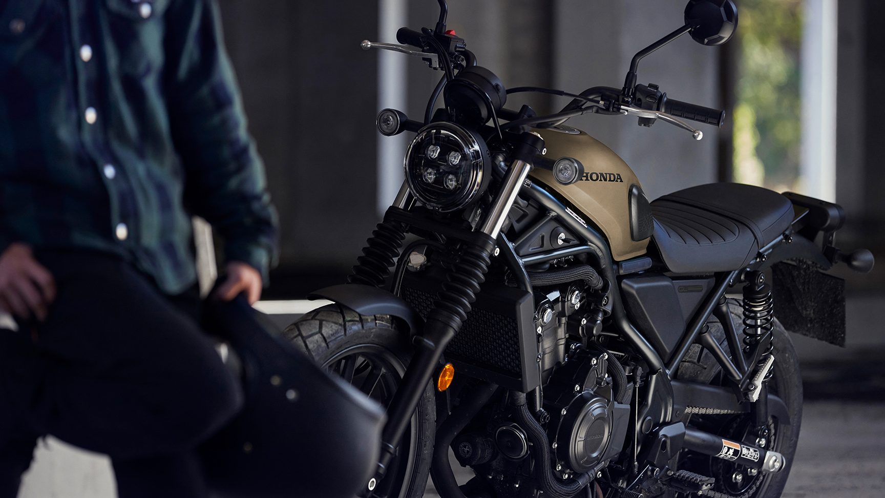 CL500 Motorrad mit Model in einer Garage.