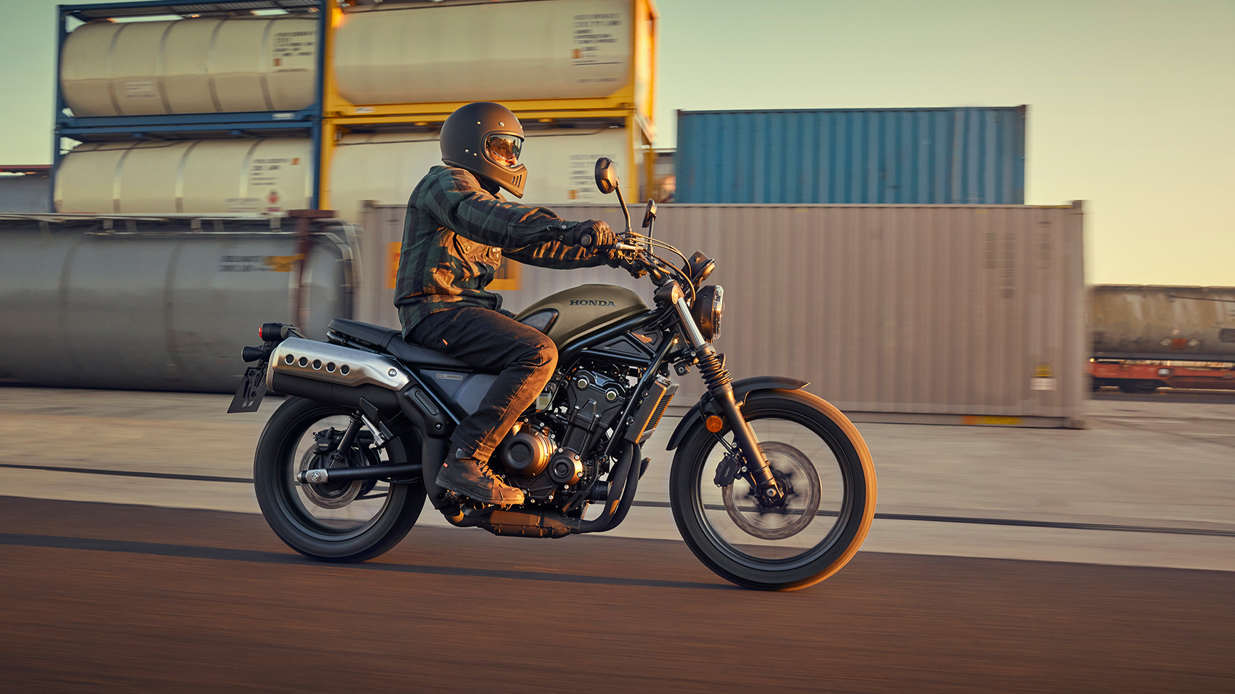 Honda CL500 Motorrad mit Model während der Fahrt.