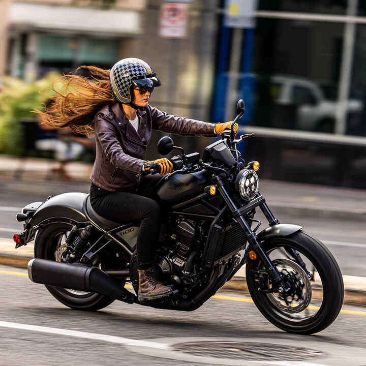 Honda CMX1100 mit Model in einer Stadt.