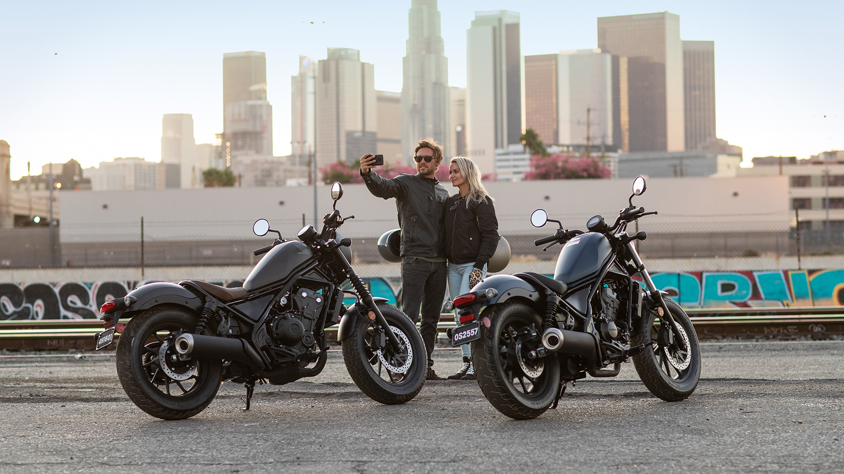 CMX500 Rebel mit einem Paar, das neben dem Motorrad steht