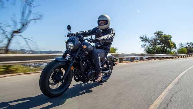 Fahrer auf einer Honda CMX500 Rebel auf der Straße.
