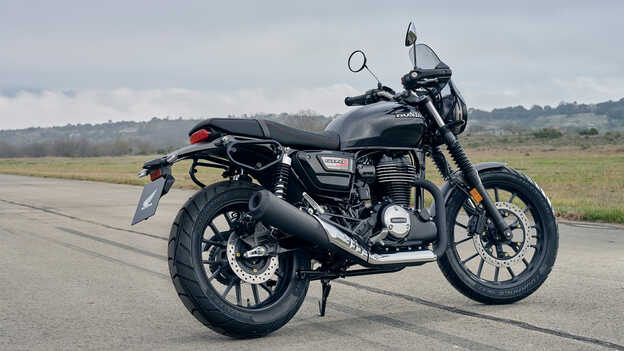GB350S, Seitenansicht des Motorrads auf dem Seitenständer mit Blick auf den Schalldämpfer