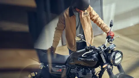 GB350S, ¾-Frontansicht mit Fahrer vor einem Café