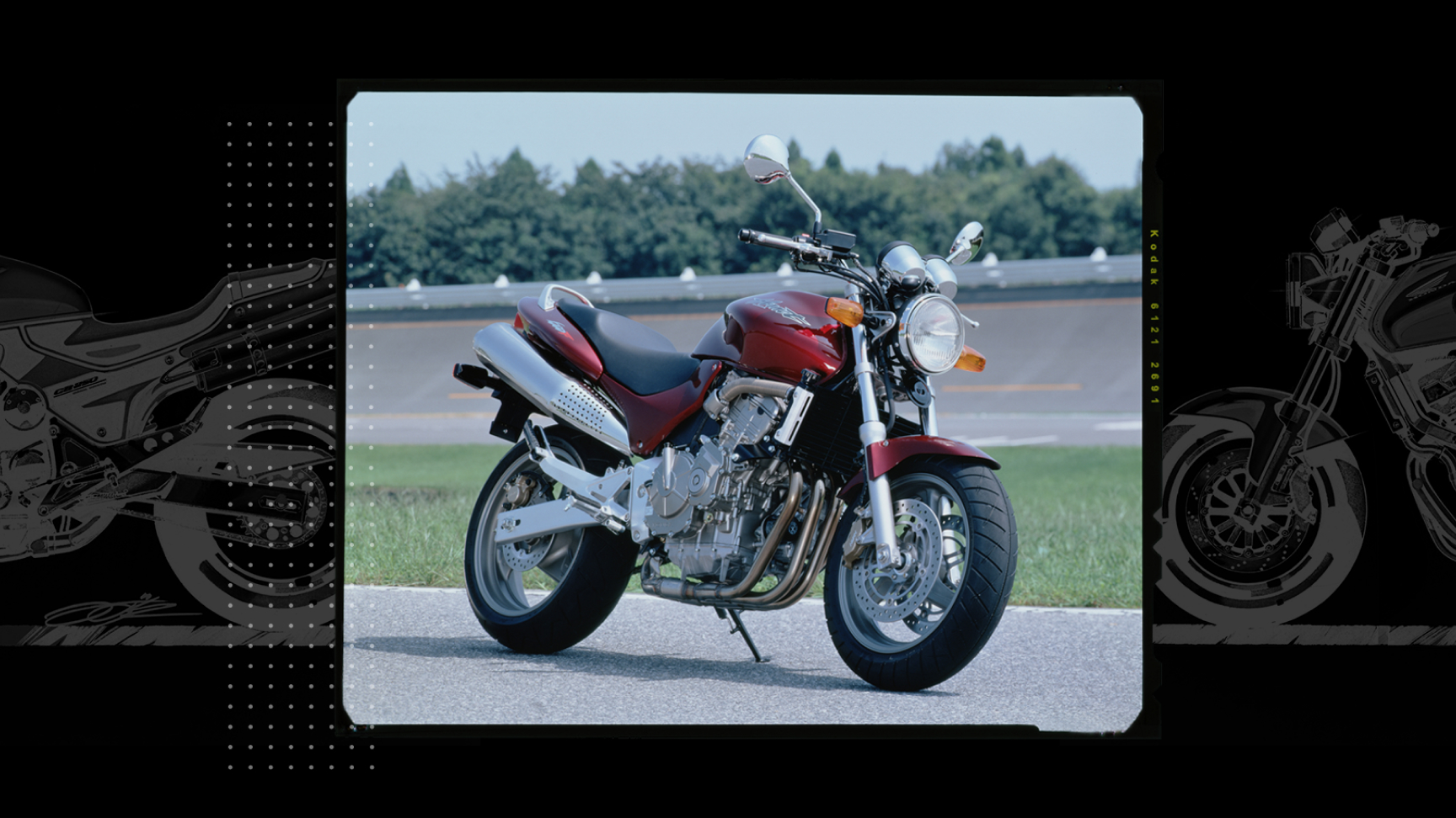 Frontansicht der Honda Hornet, abgestellt auf einer Rennstrecke.